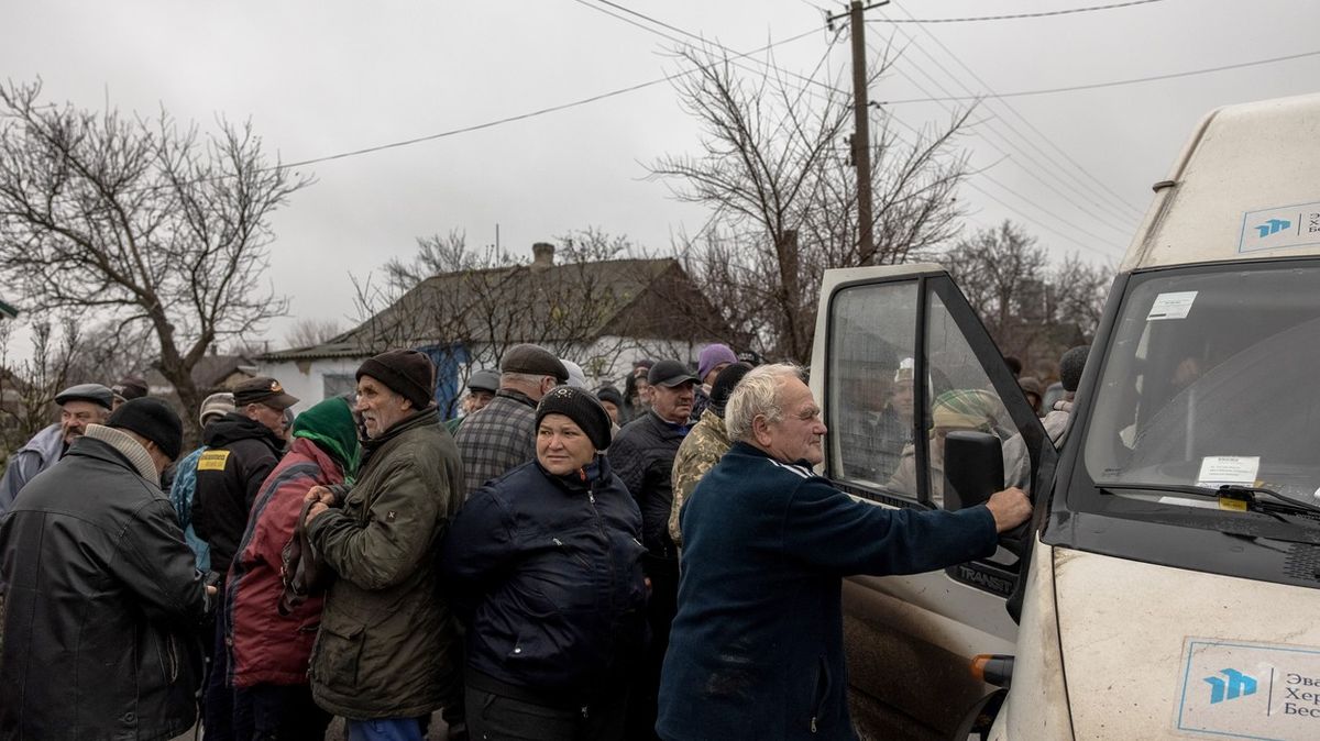 Stovky Ukrajinců prchají z osvobozeného Chersonu, Rusové stupňují útoky